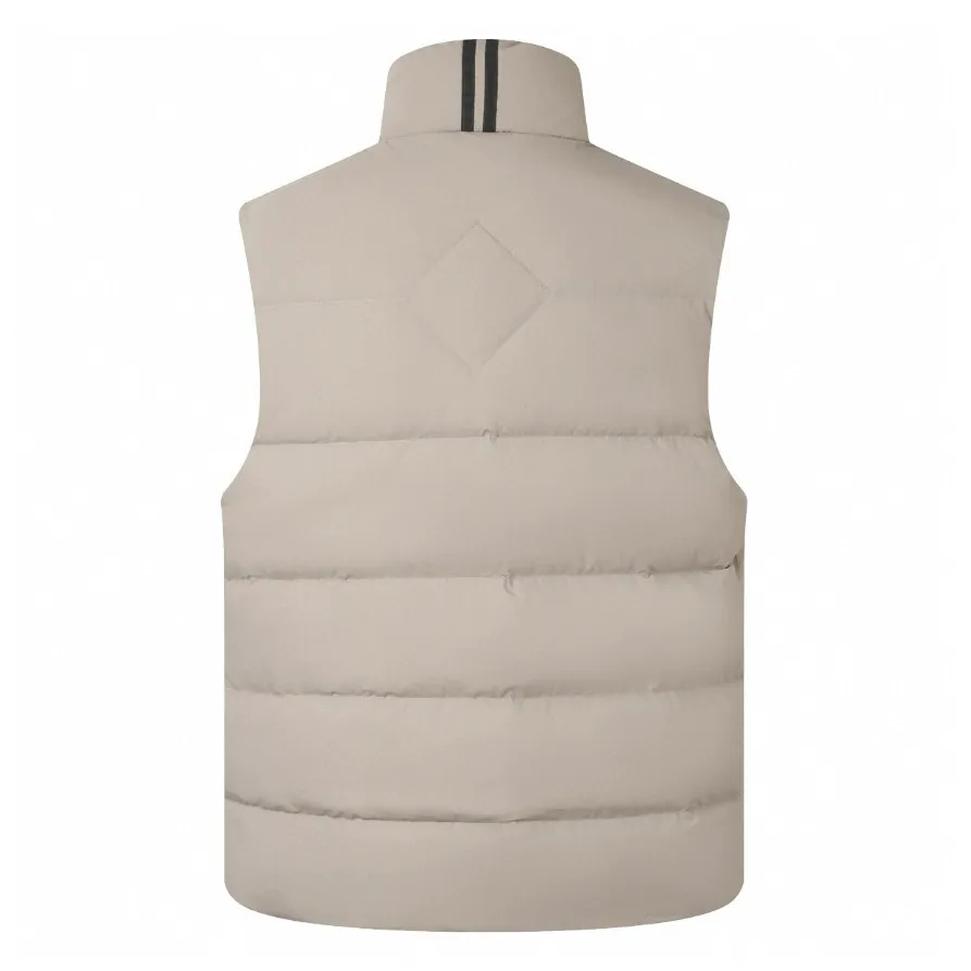 P710 [Exclusive supply] Canada Goose Black Label Badge Down Vest (Khaki) The high-quality filling is made of 90 national standard high-quality white duck down, selected high-loft velvet, weighing 160g, light and warm, with excellent temperature locking performance and good resilience. The fabric is made of high-quality protective nylon fabric, which not only enhances the wear resistance of the surface, but also takes into account wind resistance, ensuring excellent performance in various harsh weather conditions. Three-dimensional quilting technology and precise thread reinforcement prevent lint from being drilled and ensure that the fluffy and resilient elasticity lasts like new. The ribbon is woven with polyester as the base, and the brand letters are decorated on the ribbon through high-precision computer embroidery. The edges of the pattern are clear, the stitches are fine and even, and multiple layers of embroidery thread are stacked to enhance the three-dimensional effect. Size:S-M-L-XL